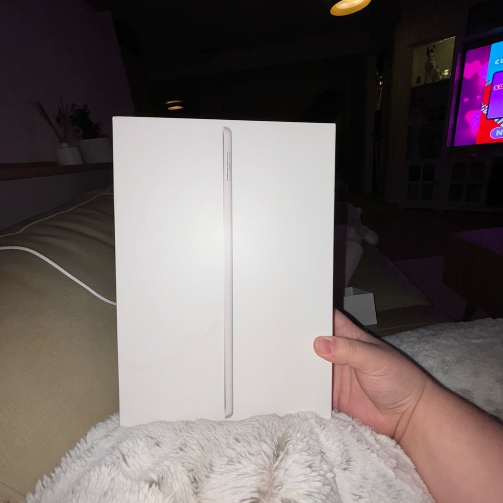 Brand new silver ninth generation iPad (Verizon) SOLD ‼️